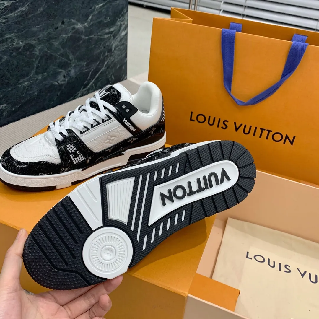 👟👟Ex-factory price 840👟👟 Women's Shoes Factory Purchasing Level ✈️ LV Trainer Latest Series of Couple's Sports Shoes Super Handsome Denim New Style, Very Good-looking ~ A must-have item for fashionistas Top-notch embossed grained calf leather on the upper Original molded T👟👟Ex-factory price U outsole, same texture as the original version Please look for our quality Please pay attention to distinguish the currency materials on the market Men's size: 39-45 Women's size: 35-40 ⚠️Full set of packaging (exclusive z👟👟factory price level anti-theft buckle cannot be sold once disassembled)